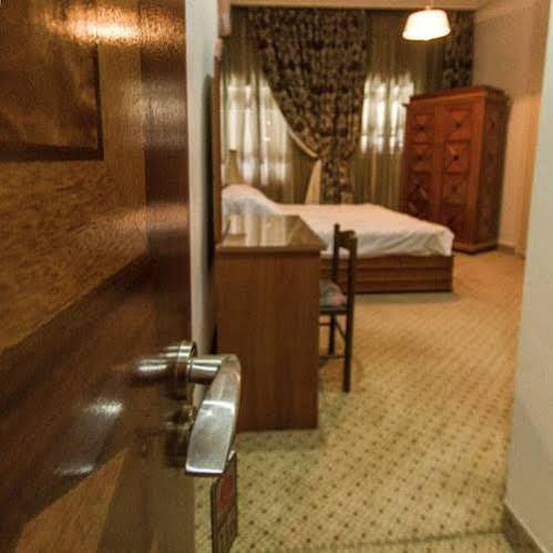 Colibri Hotel Brummana Luaran gambar